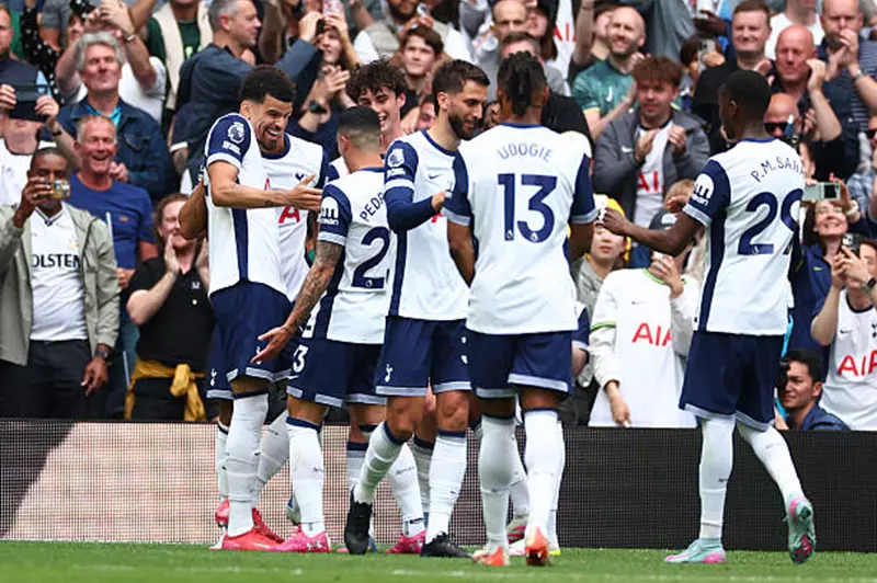 انطلاقة جديدة: توتنهام يودع 4 لاعبين خلال سوق الانتقالات الصيفية وفقًا لتقارير سكاي سبورتس